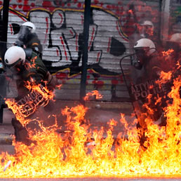 Grecia, la destra non firmer l'accordo di austerity. Scontri di piazza. (Afp)