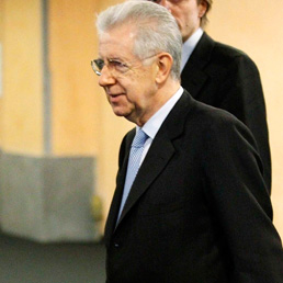 Monti riunisce la task force anti-evasione: recuperati 12 miliardi nel 2011 ma si può fare di più (Ansa)