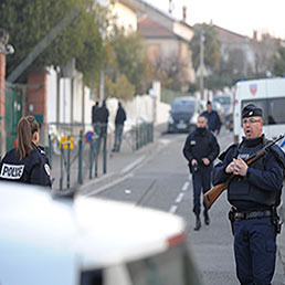 In Francia  massima allerta: caccia al killer della strage di Tolosa. Si segue la pista neonazista. Nella foto la polizia presidia la scuola ebraica "Ozar Hatorah" dopo la strage di ieri (AFP Photo)