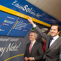 Il Ministro dei Trasporti e delle Infrastrutture spagnolo, Paul Cavero, mostra la nuova insegna della stazione di Plaza del Sol (Foto Metro de Madrid)
