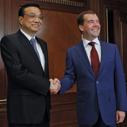 Il presidente russo Dmitry Medvedev (d) e il vice-premier cinese Li Keqiang (EPA)