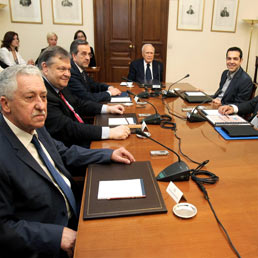 Il Presidente greco Karolos Papoulias si incontra con cinque dei leader politici greci (Epa)