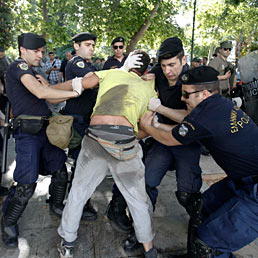Nella foto gli scontri tra polizia e dimostranti nella piazza Syntagma ad Atene (Reuters)