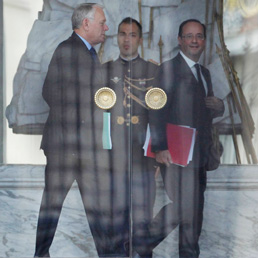 Francois Hollande (d) cammina insieme al primo ministro Jean-Marc Ayrault (s) (Reuters)