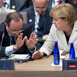 Hollande incontra Rajoy (e non Merkel) prima della cena che darà inizio al vertice Ue di Bruxelles (Afp)