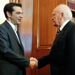 Alexis Tsipras saluta il presidente greco Karolos Papoulias (Reuters)