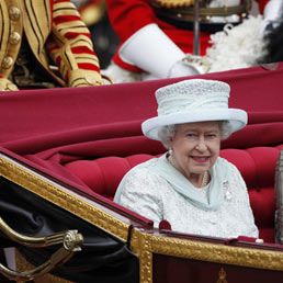La regina Elisabetta II torna a Buckingham Palace in una carrozza aperta (Epa)