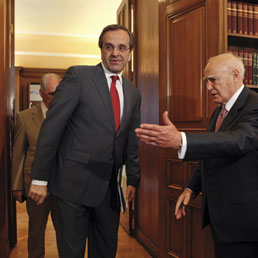 Il presidente Karolos Papoulias (d) oggi affiderà ad leader di Nuova Democrazia, Antonis Samaras (c), il mandato di formare l'esecutivo