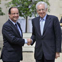 Francois Hollande e Mario Monti (Epa)