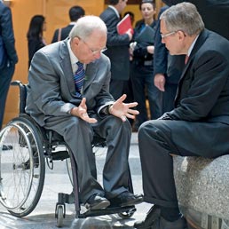 Il ministro delle Finanze tedesco Wolfgang Schäuble discute con il presidente del fondo salva-Stati (Efsf) Klaus Regling (Reuters)