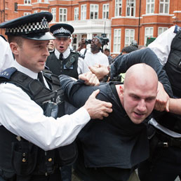 Il fermo di un dimostrante pro-Assange di fronte all'ambasciata londinese dell'Ecuador (Afp)