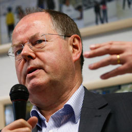 Peer Steinbrueck sarà lo sfidante di Angela Merkel alle prossime elezioni (Reuters)