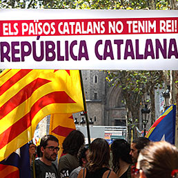 Nella foto la gente sventolan bandiere a strisce rosse e gialle catalane per la Giornata Nazionale Catalana lo scorso 11 settembre 2012 (AFP Photo)