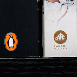 La casa editrice piú grande del mondo: Random House, controllata dal gruppo tedesco Bertelsmann, e Penguin, di proprietá del gruppo Pearson. (Epa)
