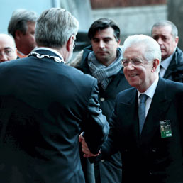 Il primo ministro Mario Monti è accolto da Fabian Stang, sindaco di Oslo, fuori dal municipio, prima della cerimonia del Premio Nobel per la Pace. (Reuters)