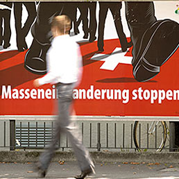 «Stop all'immigrazione di massa». Così recita un manifesto a Zurigo