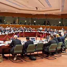 Nella foto la tavola rotonda dei ministri delle Finanze nel corso della riunione informale Ecofin a Dublino (Epa)