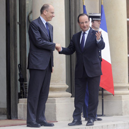 Il presidente del Consiglio Enrico Letta viene accolto dal presidente francese Hollande davanti all'Eliseo (Epa)