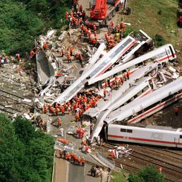L'incidente ferroviario del 1998 di Eschede, in Germania, morirono oltre 100 persone (Afp)