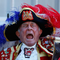 Tony Appleton annuncia la nascita del royal baby fuori dal St. Mary's Hospital (Ap)