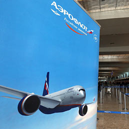 Nella foto l'area check-in di Aeroflot nell'aeroporto di Mosca (Epa)