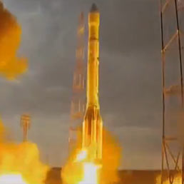 Nella foto catturata da un video trasmesso dall'emittente Russia24, le fasi del lancio del razzo dalla base di Baikonur