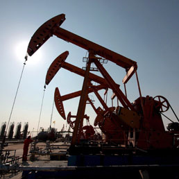 Il petrolio vola oltre 100 dollari su voci (smentite) di chiusura dello stretto di Hormuz