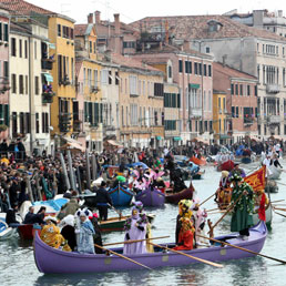 500 vogatori aprono il Carnevale di Venezia