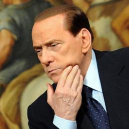 Silvio Berlusconi appare senza cerotto dopo l'operazione alla bocca della scorsa settimana (ANSA/CLAUDIO ONORATI)