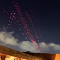 Il fuoco di contraerea sul cielo di Tripoli (Reuters)