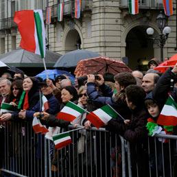 La folla questa mattina in Piazza Castello durante la cerimonia dell'alza bandiera, Torino, 17 marzo 2011 (Ansa)