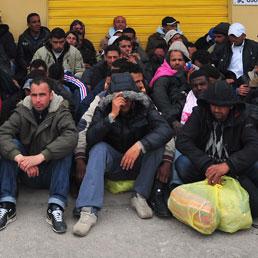 A Lampedusa gli abitanti occupano il municipio. Emergenza sanitaria se non si svuota subito l'isola