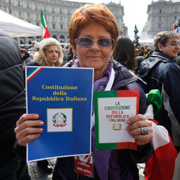 In corteo per difendere la Costituzione, canzoni, colori e l'inno di Mameli da oltre 100 piazze d'Italia (Ansa)