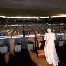 Il Papa in preghiera davanti alle Fosse Ardeatine (REUTERS/Osservatore Romano)