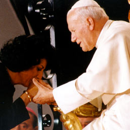 Roma si prepara alla beatificazione di Giovanni Paolo II (Fotogramma)