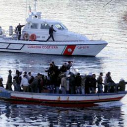 Altri sbarchi a Lampedusa. Berlusconi e Maroni in Tunisia (Foto Ansa -M.Naccari)