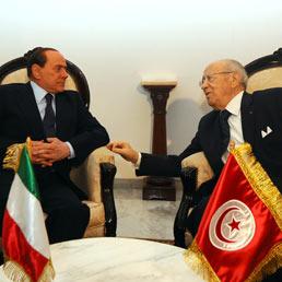 Il presidente del Consiglio Silvio berlusconi con il Primo ministro tunisino Beji Caid Essebsi (Afp)