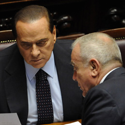 Il premier Silvio Berlusconi con il sottosegretario Gianni Letta (Ansa)