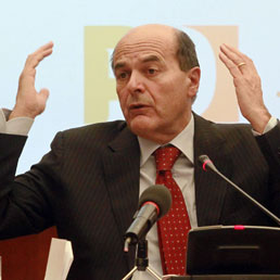 Bersani ironico: scrivano Repubblica fondata su Scilipoti. L'Idv insorge: è attentato alla democrazia (Ansa)