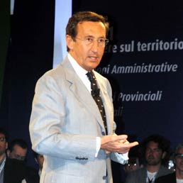 Fini replica a Berlusconi: «Fuori le prove del patto con i magistrati»