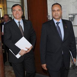 Il ministro degli Esteri Franco Frattini con il responsabile per la politica estera del Consiglio nazionale di transizione libico Ali al Isawi (Ansa)