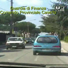 La Gdf di Caserta arresta un falso invalido, cieco assoluto, al volante dell'auto
