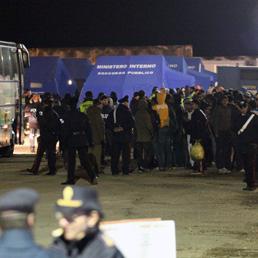 Immigrati in partenza da taranto per la tendopoli inm provincia di Potenza (Ansa)