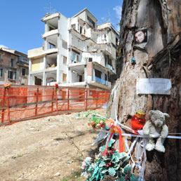 Una parte dell'edificio di piazzale Paoli a L'Aquila rimasto in piedi dopo il terremoto del 6 aprile 2009 e ancora sotto sequestro-Ansa
