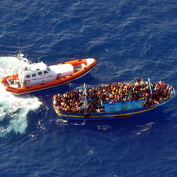 Il primo barcone di migranti in arrivo a Lampedusa (Ansa)