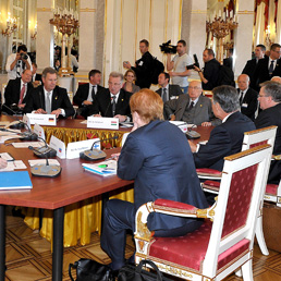 Il Presidente della Repubblica Giorgio Napolitano al vertice informale dei Capi di Stato dell'Arraiolos Group "Uniti per l'Europa", 9 aprile 2011 (ANSA / ANTONIO DI GENNARO)