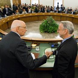 Il presidente della Repubblica Giorgio Napolitano stringe la mano al vicepresidente del Consiglio Superiore della magistratura Michele Vietti (Archivio / Ansa)