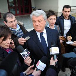 Alberto Tedesco al termine dell'interrogatorio di garanzia il 18 marzo 2011 (Ansa)
