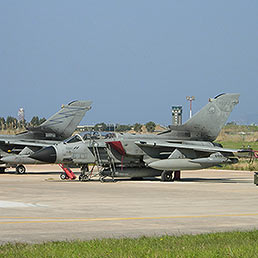 In Libia 108 missioni aeree italiane finora (senza far male a Gheddafi). Nella foto Tornado Ecr del 50/o Stormo di Piacenza e Tornado Ids del 6/o Stormo di Ghedi (Brescia), fermi nella base di Trapani Birgi, sede del 37/o Stormo dell'Aeronautica (Ansa)