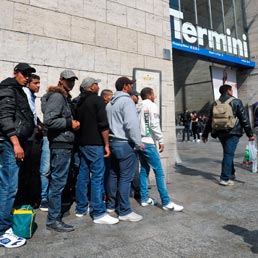 Il raduno dei tunisini alla stazione Termini sposta le polemiche a Roma. Alemanno: «Non possono stare qui» (Afp)